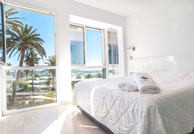 Relax en el dormitorio viendo el amanecer desde el apartamento en puerto de Moraira