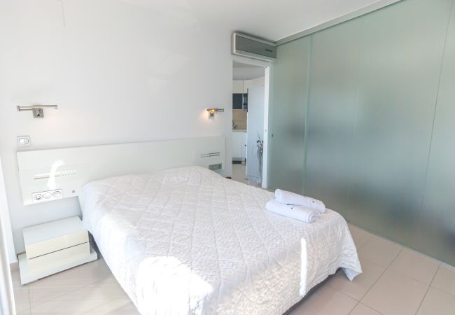 Dormitorio en apartamento situado en Puerto Moraira con fabulosas vistas.