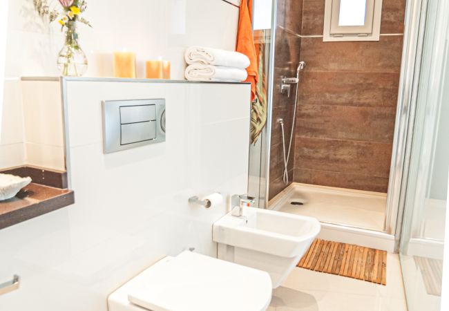 Moderno baño con accesibilidad desde el salón y el dormitorio en apartamento Club Náutico Moraira