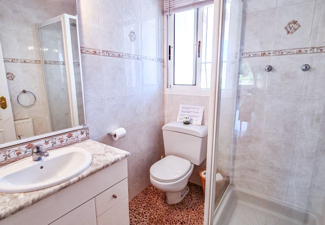 Baño con ducha de villa en alquiler Calpe cerca de Playa Calalga