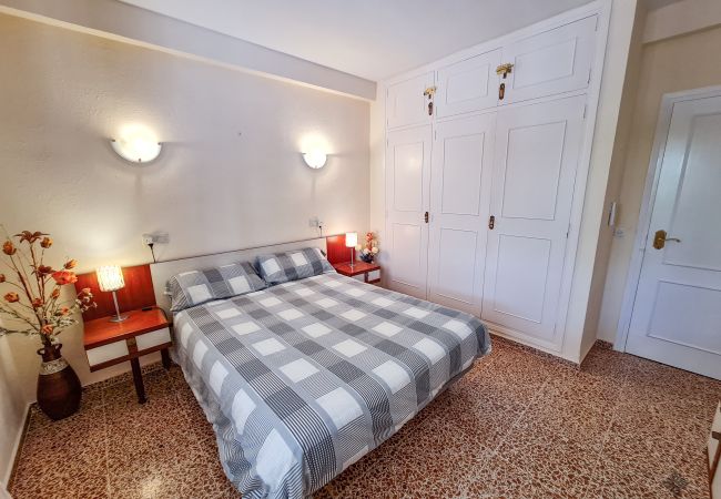 Dormitorio con cama de matrimonio y armario en villa de alquiler Calpe cerca de Playa Calalga