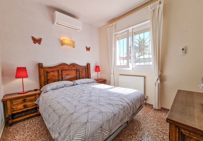 Domitorio con cama matrimonio y aire acondicionado en villa en Calpe