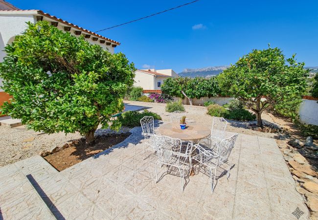 Relajación rodeado de arboles frutales en villa en alquiler Calpe cerca de Playa Calalga
