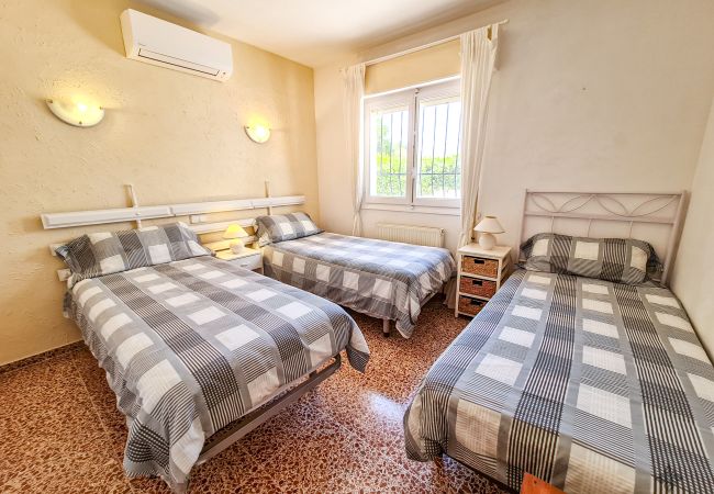 Dormitorio con 3 camas individuales en villa de alquiler en Calpe