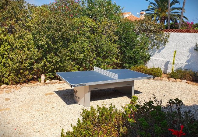 Tenis de mesa al aire libre en villa en alquiler Calpe cerca de Playa Calalga