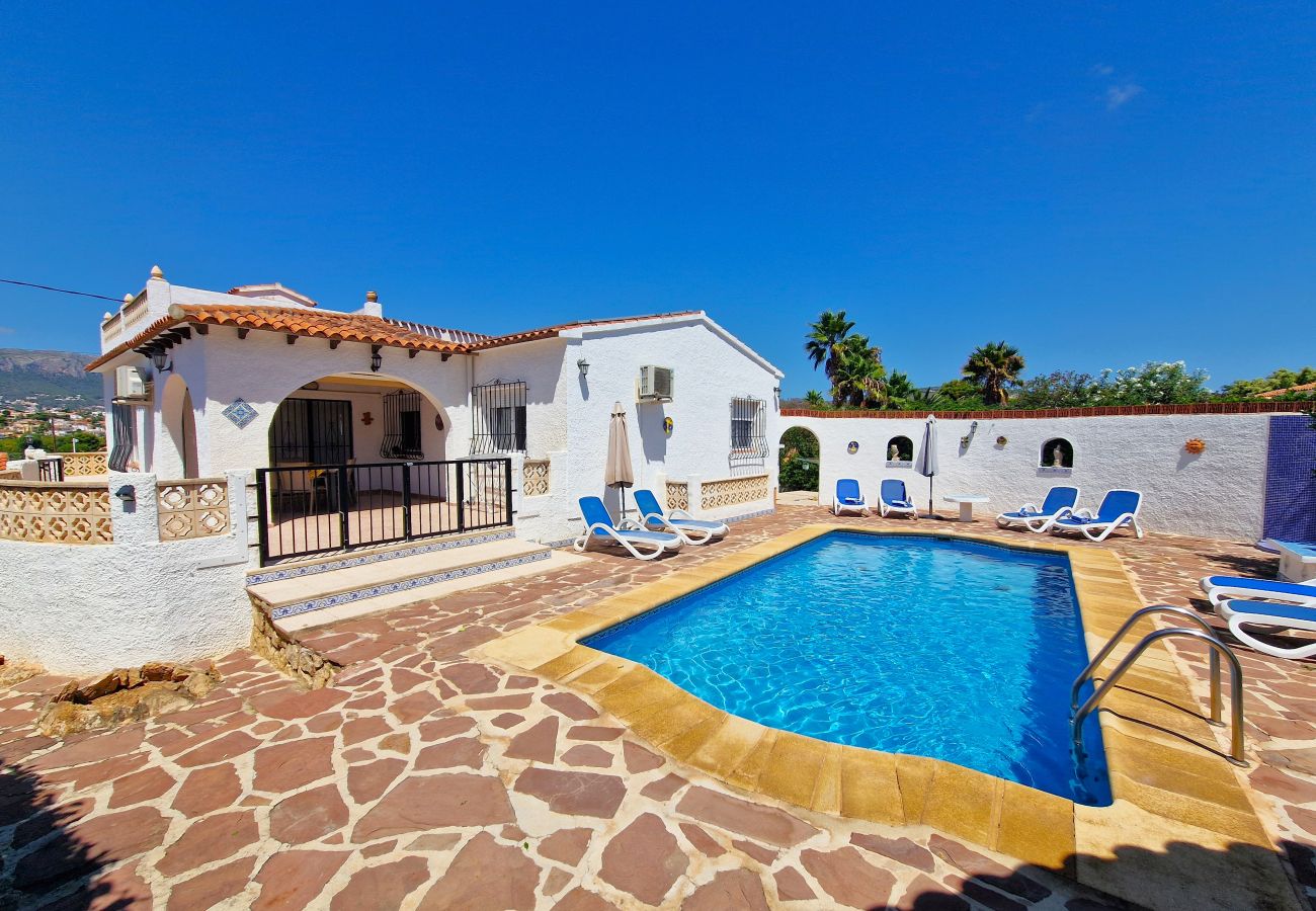 Villa muy privada con todas las comodidades: piscina privada, cocina exterior con barbacoa, tumbonas y porche con ventilador.
