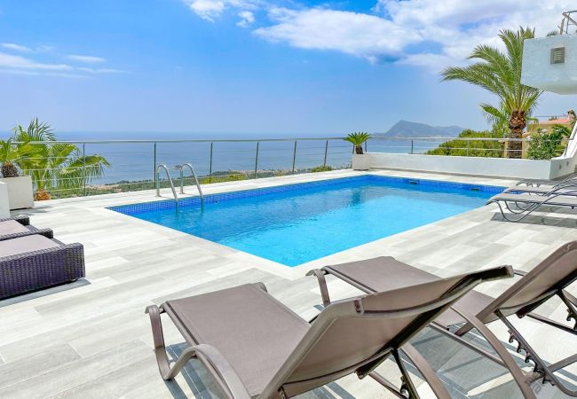 Piscina con vistas al mar en sierra Altea.