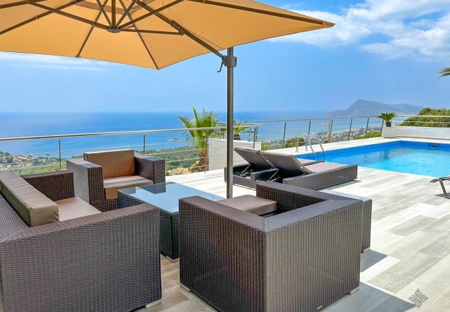 Terraza con piscina, vistas al mar y equipada con mobiliario en Villa en Sierra Altea; Urbanización contigua a Altea Hills.