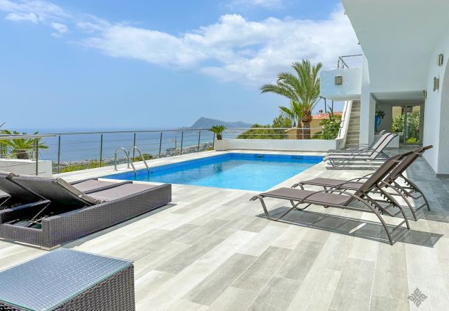 Villa con piscina con vistas al mar.