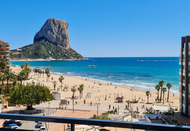 Vistas desde la terraza a la playa y el Peñón de Ifach.