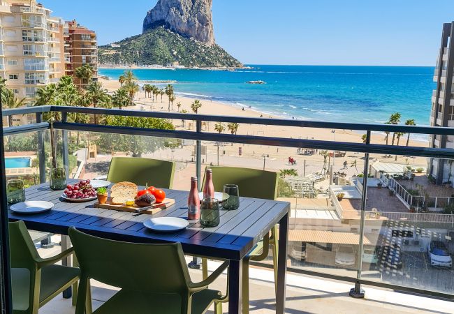 Vistas desde la terraza a la playa y el Peñón de Ifach.