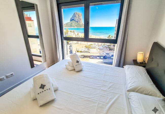 Dormitorio con cama de matrimonio con increíbles vistas al mar.