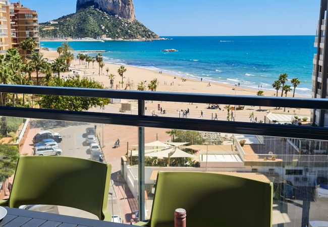 Vistas desde la terraza a la playa y el Peñón de Ifach.