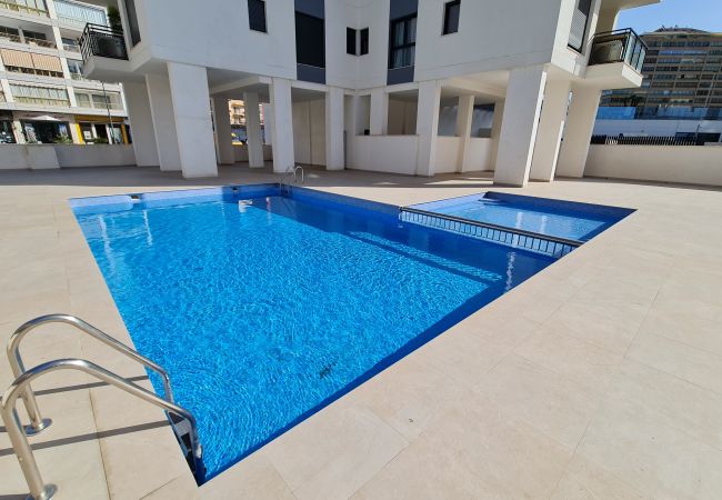 Piscina comunitaria con zona para adultos y zona para niños pequeños.