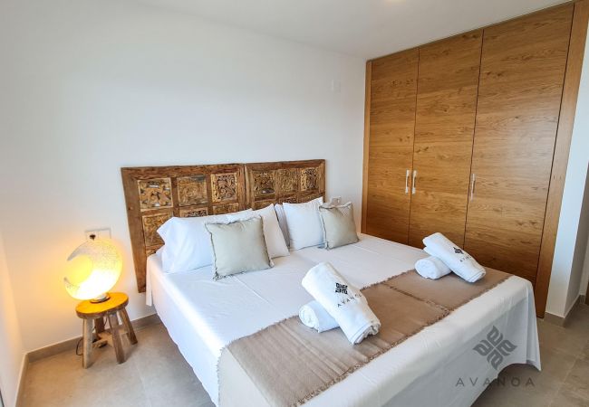 Dormitorio con dos camas individuales juntas con vistas al mar.