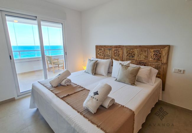 Dormitorio con dos camas individuales juntas con vistas al mar.