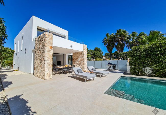 Preciosa Villa con Piscina, Terraza y Jardín. 