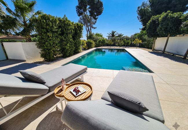 Preciosa Villa con Piscina, Terraza y Jardín. 