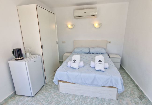 Dormitorio con baño en suite de acceso exterior e independiente.