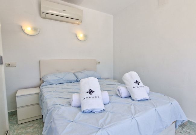 Dormitorio con cama doble de matrimonio de estilo clásico, con a/c frío calor.