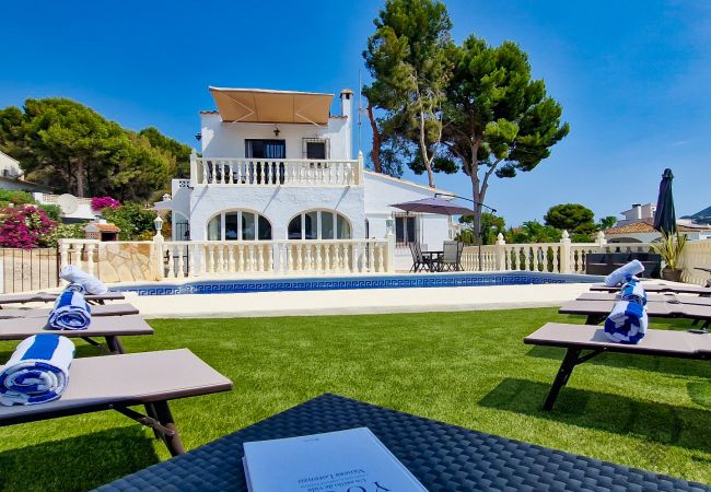 Villa alquiler vacacional en Moraira con piscina privada y cerca del centro del pueblo 