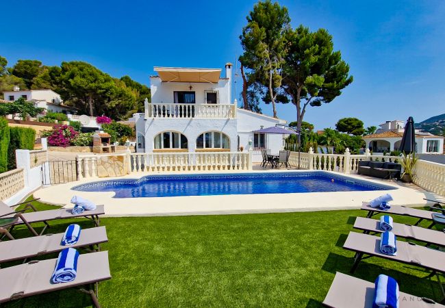 Zona de terraza de piscina con tumbonas y sombrillas