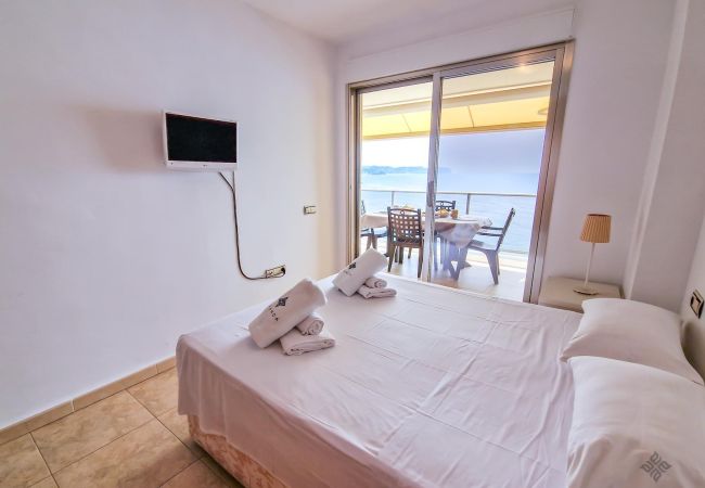 Dormitorio equipado con TV y vistas al mar.