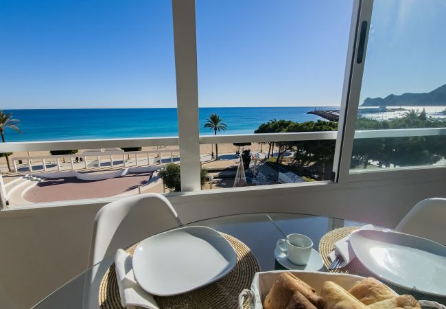 Salón comedor para disfrutar de tus comidas junto al mar.