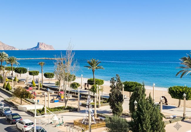 Magnificas al peñón de Ifach de Calpe y la bahía de Altea.