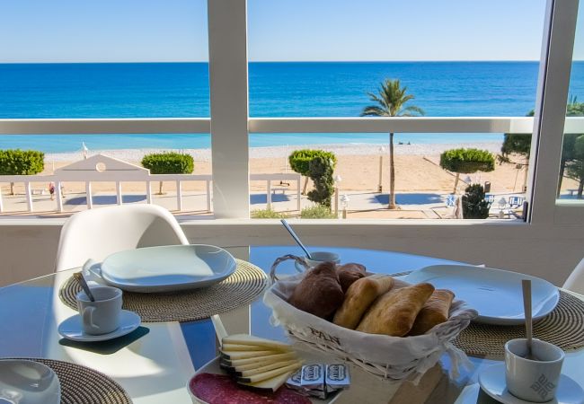 Salón comedor para disfrutar de tus comidas junto al mar.