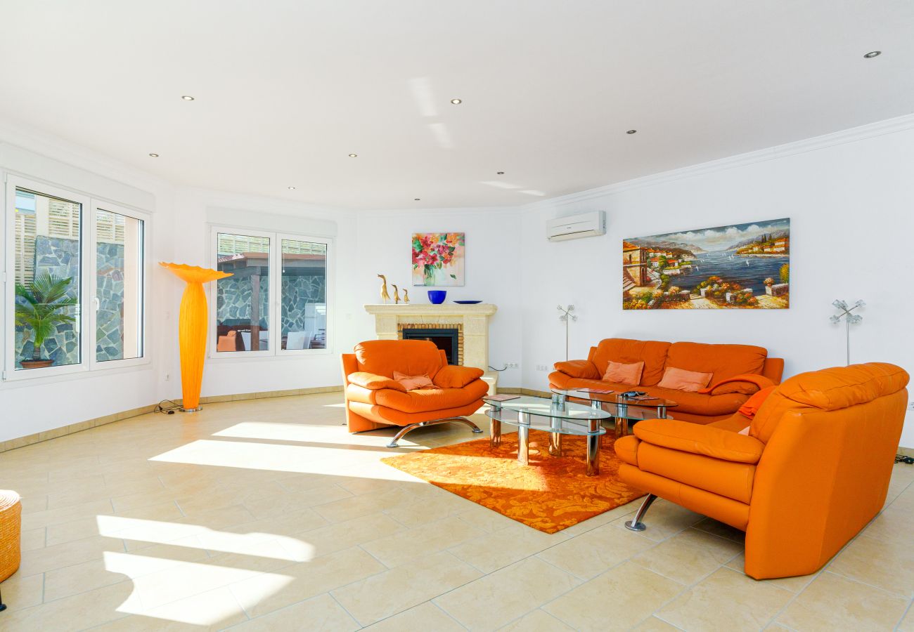 Villa in Calpe - AV-1904