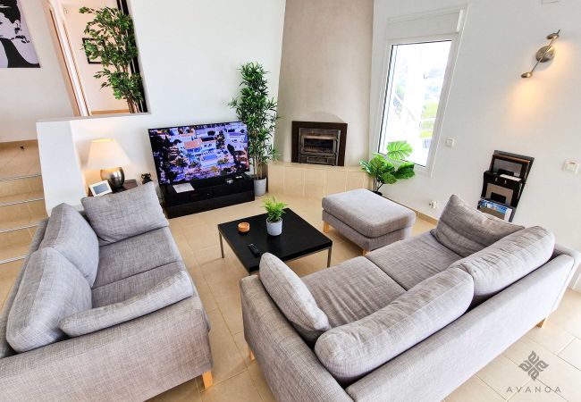 Wohnzimmer mit Kamin, Split-Klimaanlage warm/kalt, TV