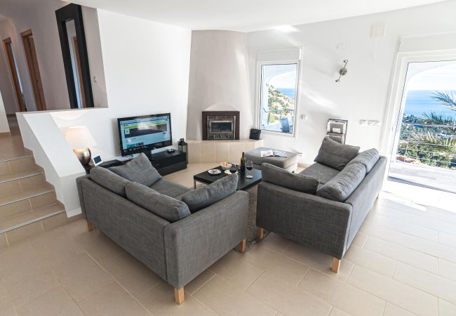 Wohnzimmer mit Kamin, Split-Klimaanlage warm/kalt, TV