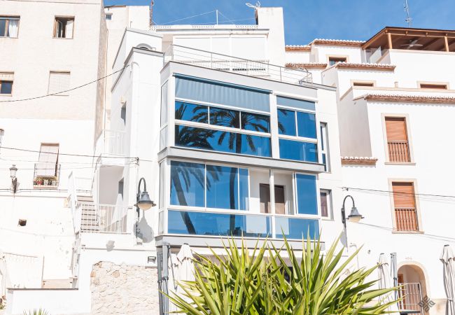 Large windows to appreciate the wonders of the Mediterranean Sea in the Port of Moraira.