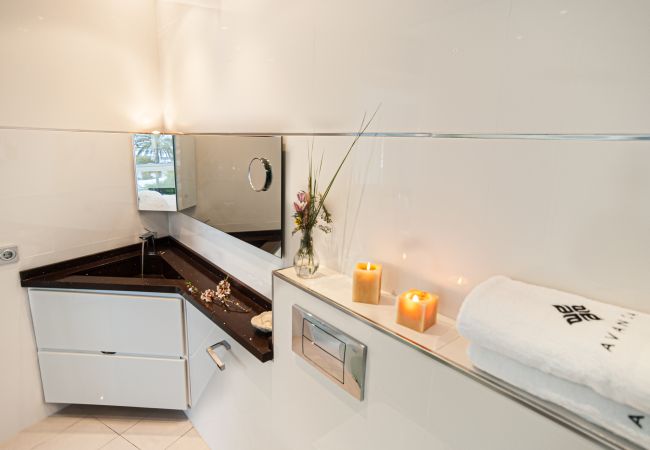Bathroom with access from the living room and bedroom, in Club Náutico Moraira flat.