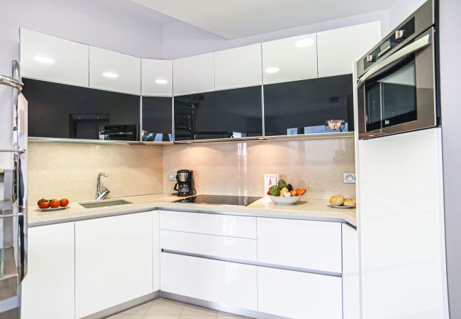 Very bright open plan kitchen in Puerto de Moraira flat