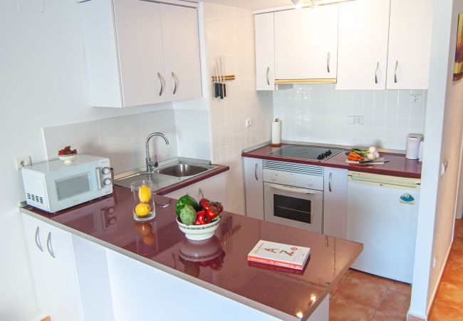 Duplex penthouse in the centre of Altea with partial sea views, kitchen with peninsula open to the living room.