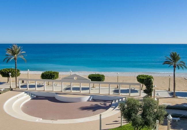 Views of the sea and the promenade/amphitheatre of Altea.