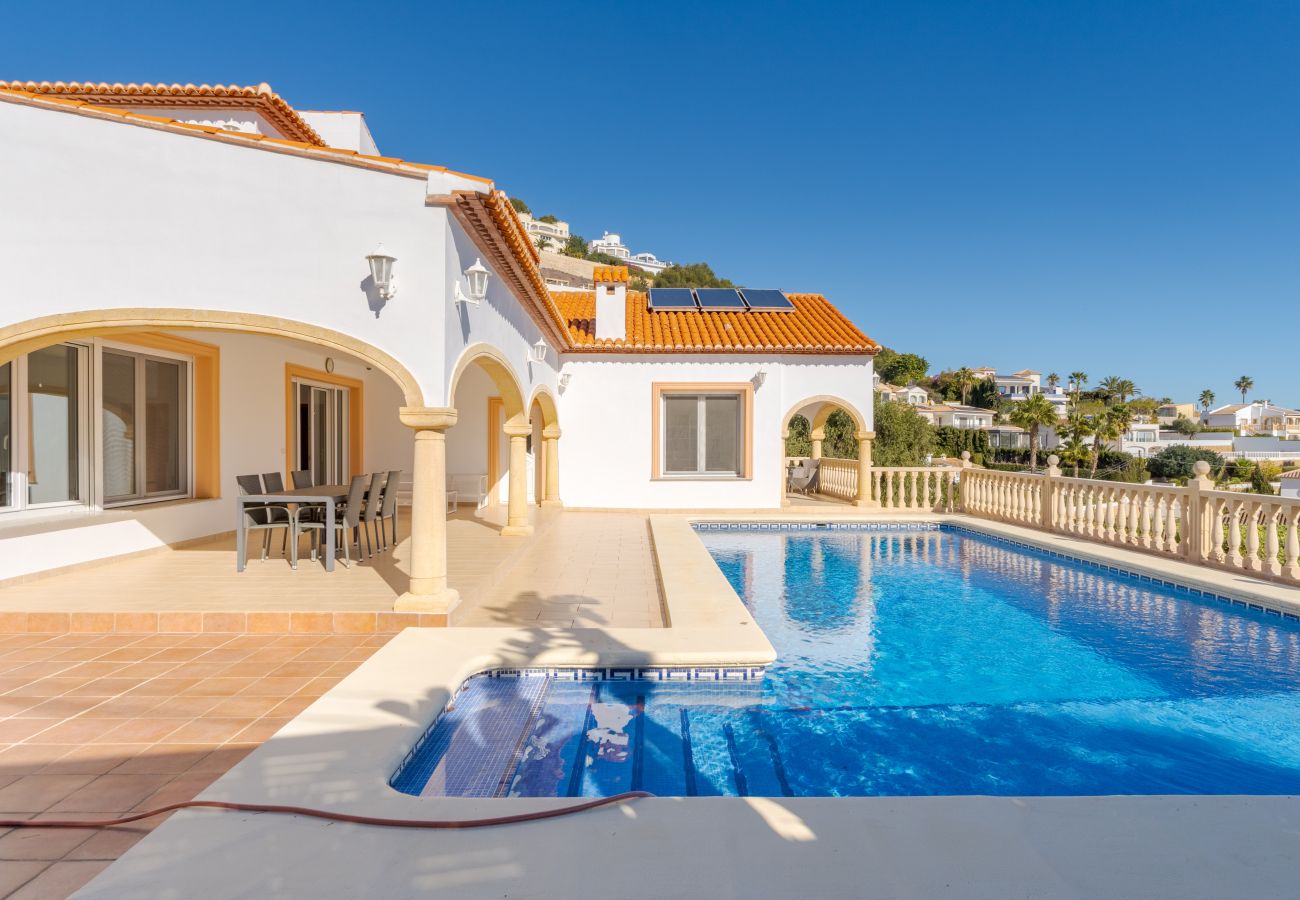 Villa en Calpe - AV-1904