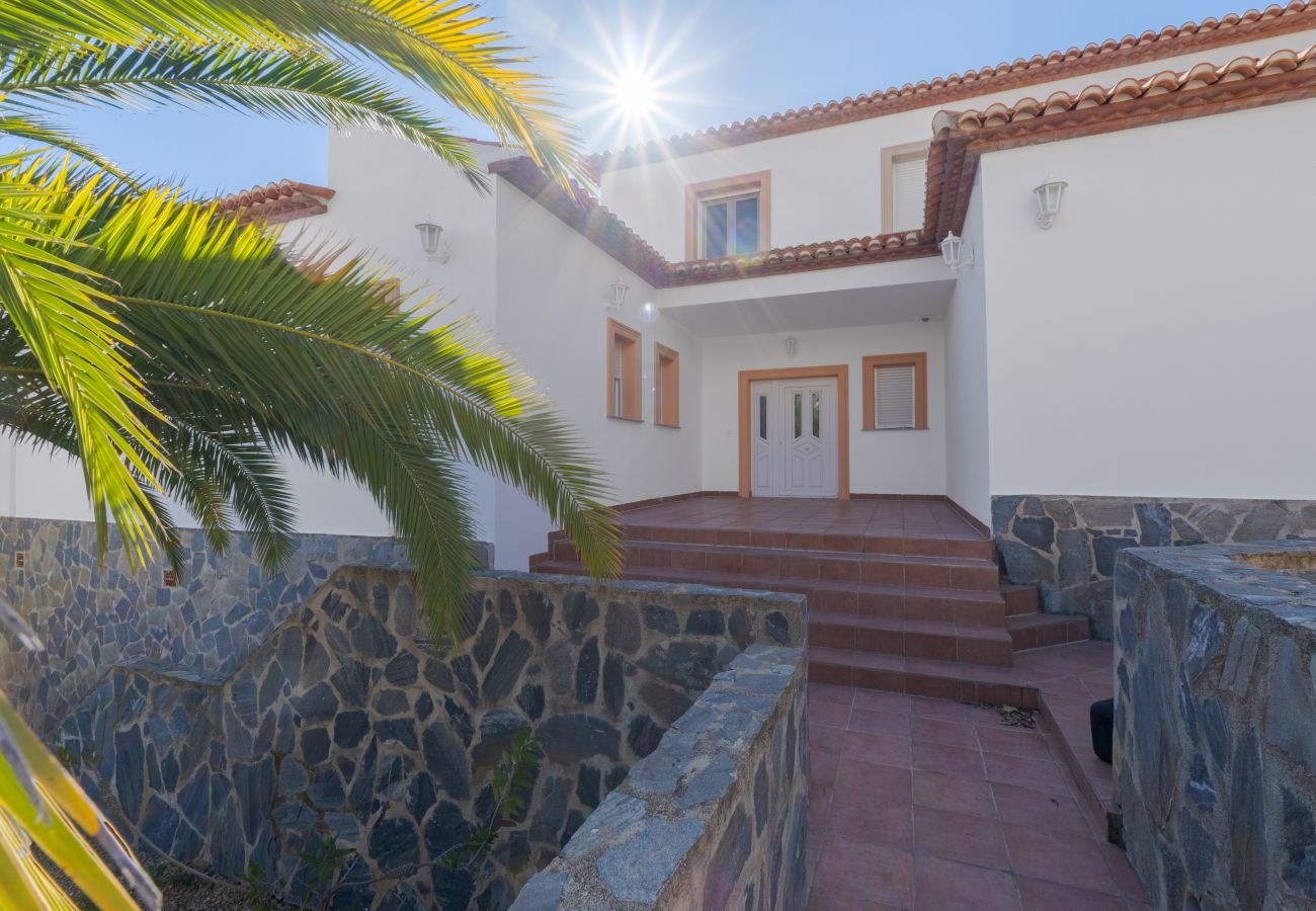 Villa en Calpe - AV-1904